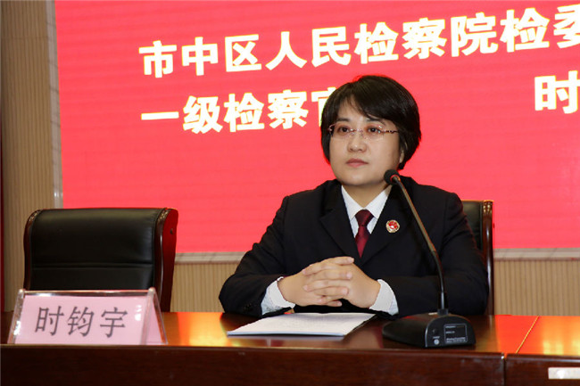 时钧宇：蹲下来给来访群众答疑解惑